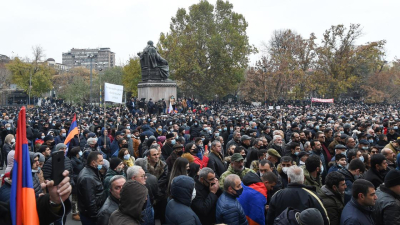 Тысячи протестующих потребовали отставки Пашиняна в Армении (видео)