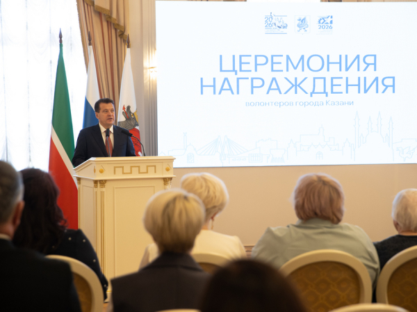 Мэр Казани вручил волонтерам СВО муниципальные награды