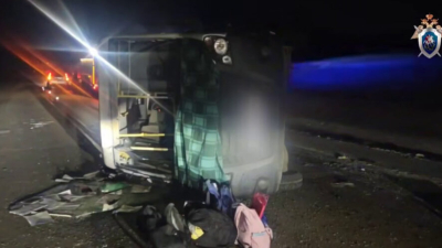 Рюкзаки на асфальте: жуткое ДТП с автобусом унесло жизни четверых детей и одного взрослого &ndash; видео 02/02/2026 &ndash; Новости