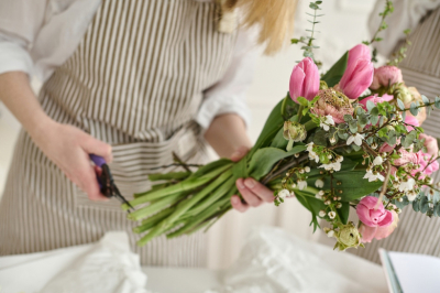 Тюльпаны, хризантемы, розы: простые советы по уходу за букетом &mdash; вода, лед и правильная обрезка