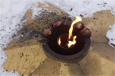 Жаривших шашлык на Вечном огне вандалов разыскивают в ВКО