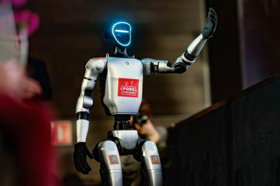 Робот посетил спектакль Аллы Духовой &laquo;Мы из будущего&raquo;