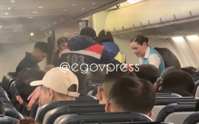 Самолет экстренно вернулся в Актобе: пассажирке стало плохо