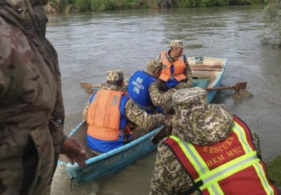 Более 200 человек третьи сутки ищут упавших в реку девочек в Кыргызстане