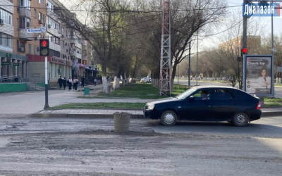 Народный репортер. Колодец на дороге обозначили бочкой