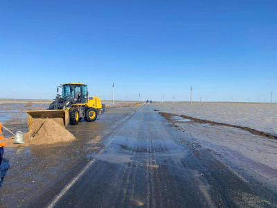 Вода вышла из русла реки и затопила трассу в Атырауской области