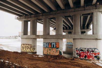 ПАД начал латать ямы на проспектах Челнов, первым стал мост через Мелекеску