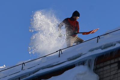 За сутки в Казани очистили более 200 крыш от снега