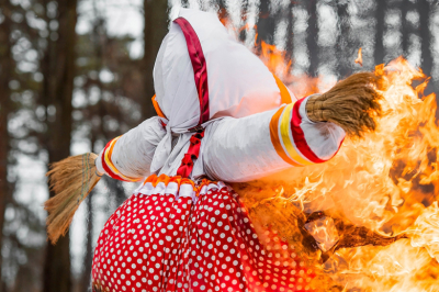 Сжигаем чучело Масленицы: три правила безопасности, о которых забывают