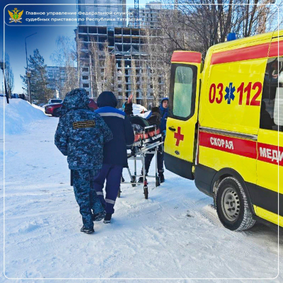 Судебный пристав в Набережных Челнах спас женщину, которой стало плохо на улице