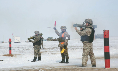 Военные РХБ защиты проходят тренировку в снежных горах