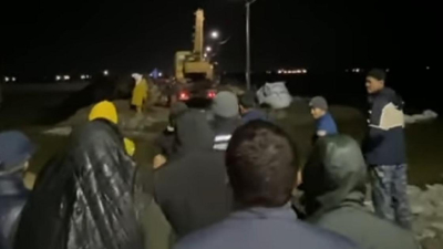 В оперштабе Атырауской области ответили недовольным разрывом дороги сельчанам (видео)