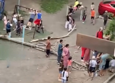 Дерево упало на мужчину в Караганде (ВИДЕО)