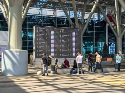 &laquo;У ребенка заканчиваются лекарства&raquo;: семья из Новосибирска вторую неделю не может улететь со Шри-Ланки