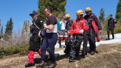 Скатился вниз и застрял на сыпучем склоне: двух туристов спасли в горах Алматы (видео)