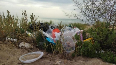 Превратили в свалку: жители Актау пожаловались на горы мусора на пляже (фото, видео)