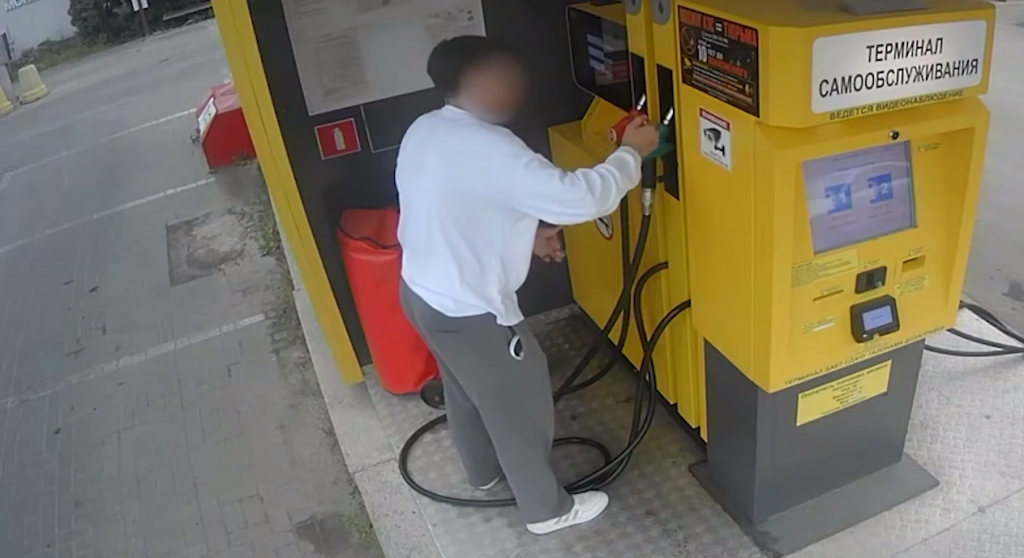 Подросток за одну ночь поджег заправку и полицейскую машину — видео