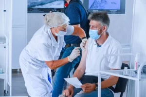 В Казани у пяти станций метро открылись пункты вакцинации от гриппа