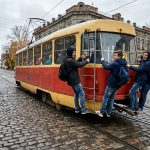 Цеплялись за трамваи и автобус: в Челнах наказали родителей юных зацеперов