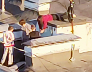 Полиция ведет проверку после видео с подростками, которые лазают по крышам домов в Челнах