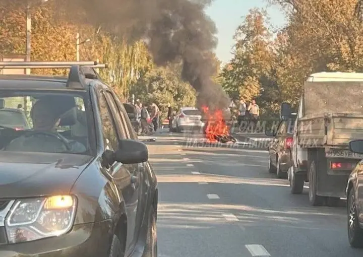 В Казани в результате ДТП загорелись мотоцикл и автомобиль — видео
