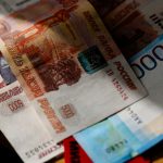 Малышей мошенники заманивают подарками, а подростков пугают срочностью, предупредила психолог