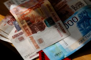 Малышей мошенники заманивают подарками, а подростков пугают срочностью, предупредила психолог