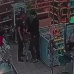 Жуткое видео: многодетного отца застрелили в супермаркете на глазах у детей