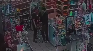 Жуткое видео: многодетного отца застрелили в супермаркете на глазах у детей