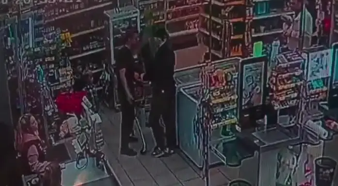 Жуткое видео: многодетного отца застрелили в супермаркете на глазах у детей