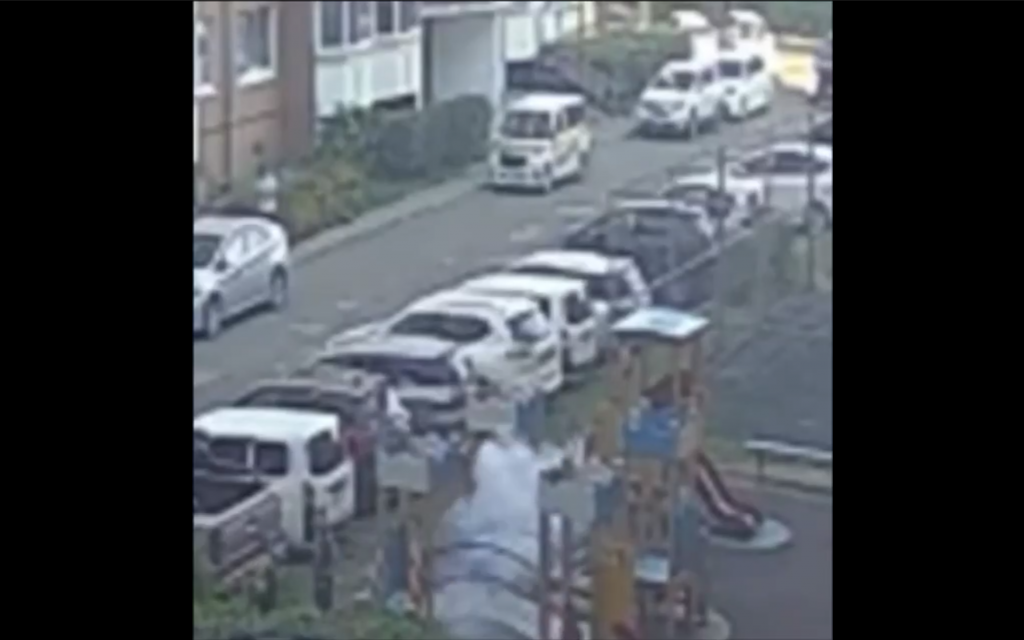 Девочка попала в больницу с ожогами после взрыва на детской площадке — видео