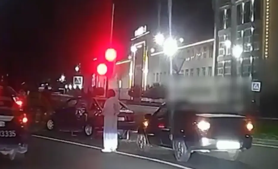 В Казани пьяный водитель без прав разгромил свою машину, когда его остановили ДПС