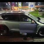 Влетел на полной скорости: в Казани иномарка протаранила бетонное ограждение