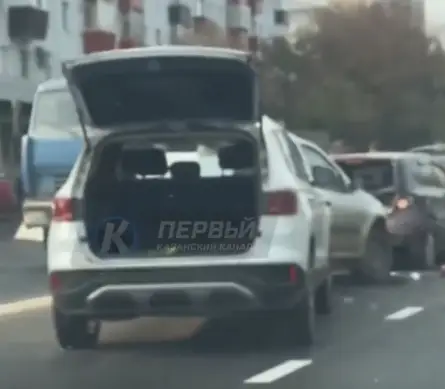 В казанских Дербышках водитель устроил массовое ДТП с пятью авто — видео