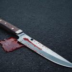 Парень изрезал ножом 17-летнюю девушку, поджог квартиру и сам погиб в огне
