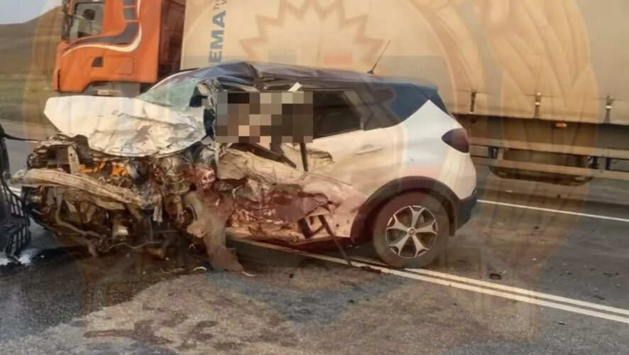 В Апастовском районе в лобовом столкновении легковушек погиб водитель Renault