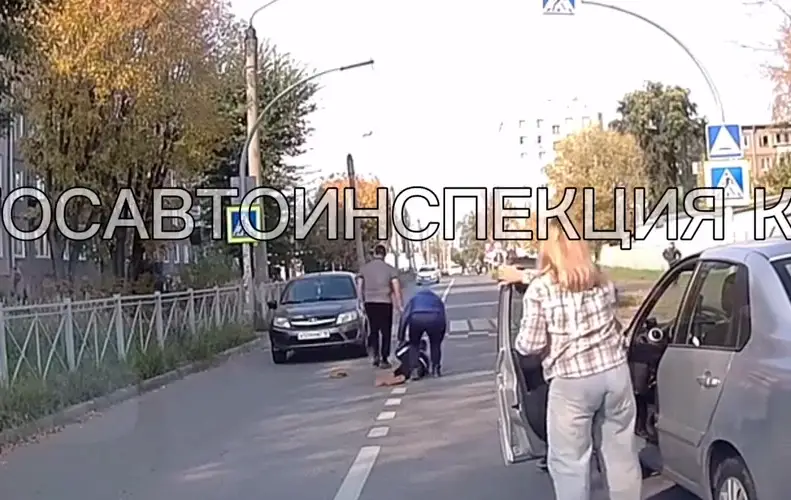 В Казани водитель сбил на зебре мальчика на самокате — видео