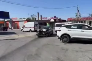 Шесть человек пострадали в массовом ДТП с грузовиком, протаранившим пять авто — видео