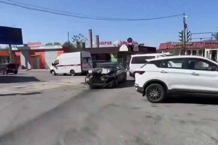 Шесть человек пострадали в массовом ДТП с грузовиком, протаранившим пять авто — видео