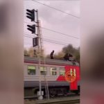 Развлечения на краю смерти: подростки забрались на крышу идущей электрички и попали на видео