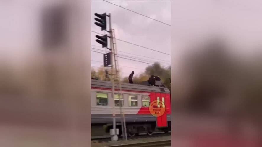Развлечения на краю смерти: подростки забрались на крышу идущей электрички и попали на видео