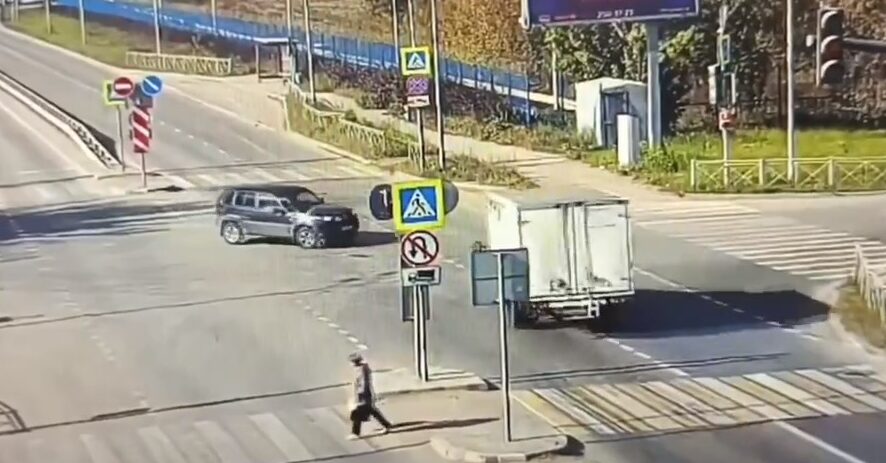 «Газель» влетела во внедорожник на перекрестке в Казани — видео