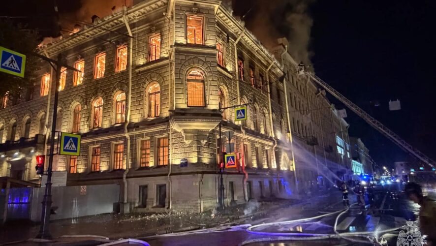 В историческом центре города ликвидируют масштабный пожар — видео