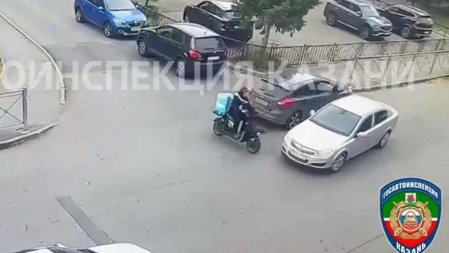На улице Закиева в Казани легковушка сбила электровелосипедиста — видео