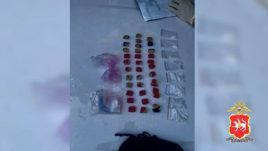 Более 110 граммов: в Казани задержали пару наркокурьеров с 36 свертками мефедрона