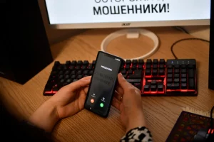 Телефон завис во время просмотра фильма и женщина лишилась 126 тысяч рублей