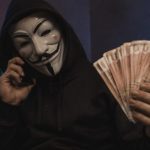 Сын 77-летней женщины передал аферистам более 181 млн рублей