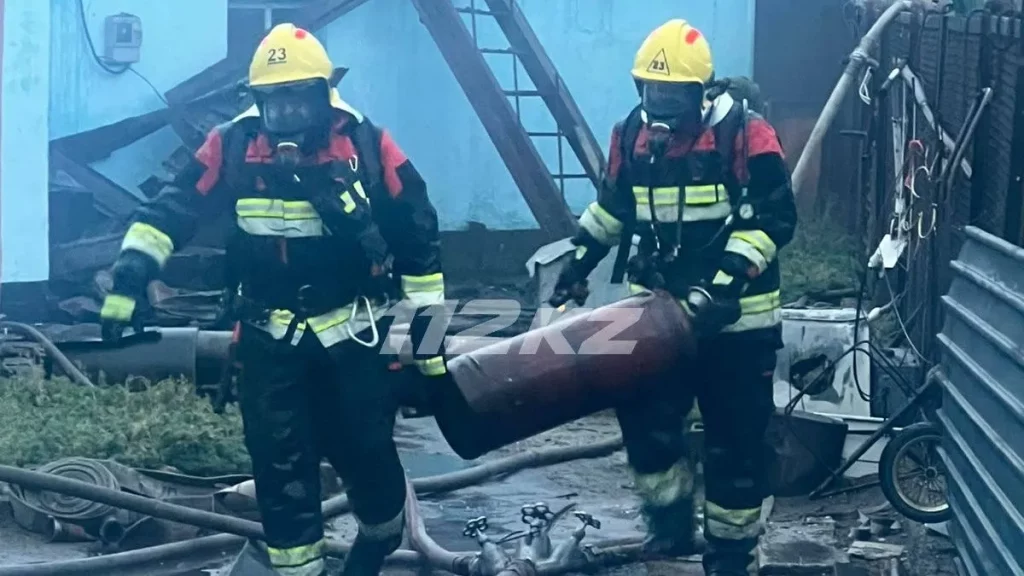 Газовый баллон вынесли из горящей постройки в Темиртау