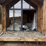 Огромный медведь забрался в гостевой домик лыжников и разнес его — видео