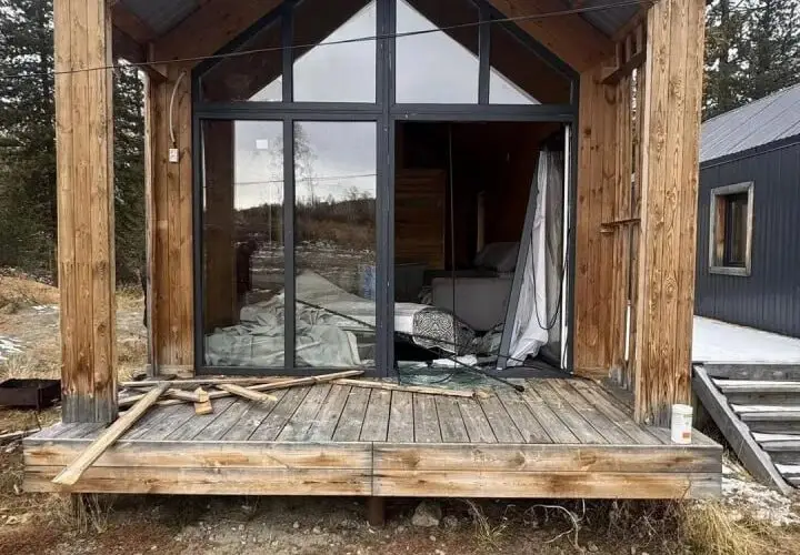 Огромный медведь забрался в гостевой домик лыжников и разнес его — видео